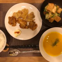 Snapdishの料理写真:鳥の唐揚げ(塩味と焼肉ソース味) かぼちゃのスープ🎃|みっくんさん