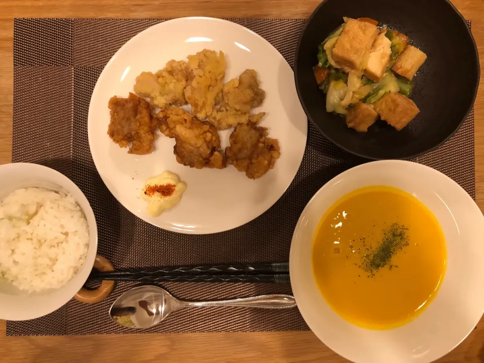 Snapdishの料理写真:鳥の唐揚げ(塩味と焼肉ソース味) かぼちゃのスープ🎃|みっくんさん