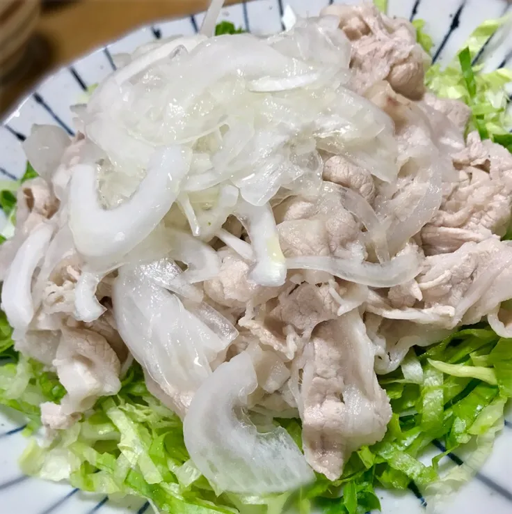 Snapdishの料理写真:塩ポン酢の冷しゃぶ 新玉ねぎのせ|deekay71さん