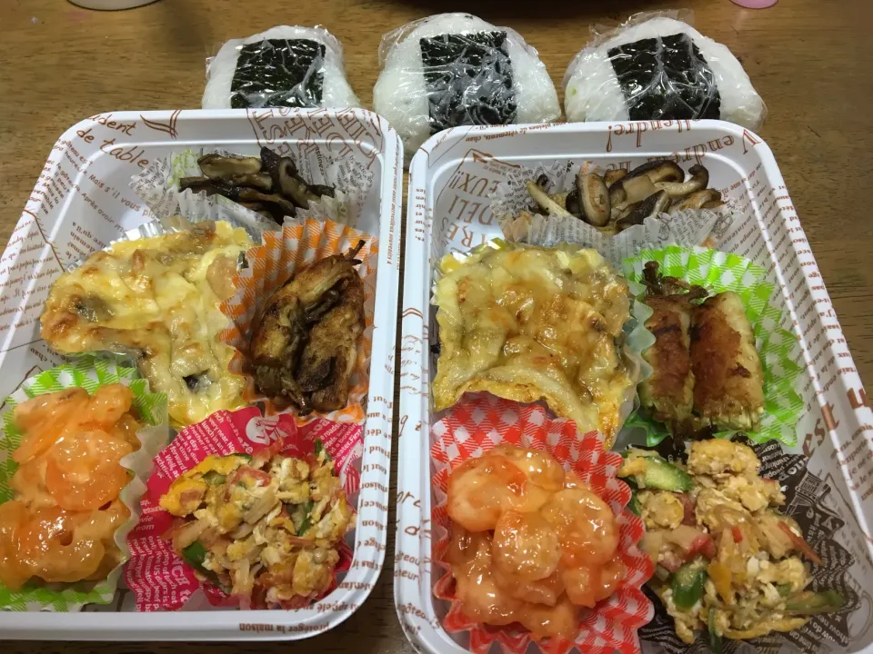 冷蔵庫にあるもので簡単彼氏に愛情たっぷり弁当 #グラタン  #海老マヨ #えのきの肉巻き#卵とトマトの中華炒め#キノコともやしの炒め物 #おにぎり|うさぎさん