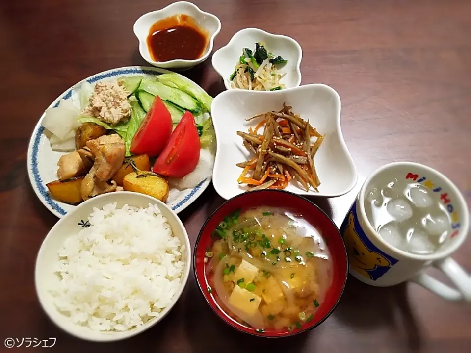 今日の晩ご飯だよ(*^^*)
★鶏肉とじゃがいものローズマリー焼
★ツナディップのサラダ
★大根の梅昆布茶浅漬け
★きんぴらごぼう
★もやしと小松菜のナムル
★玉ねぎと豆腐の味噌汁
いつも焼酎水割りです(*^^*)|ソラシェフさん