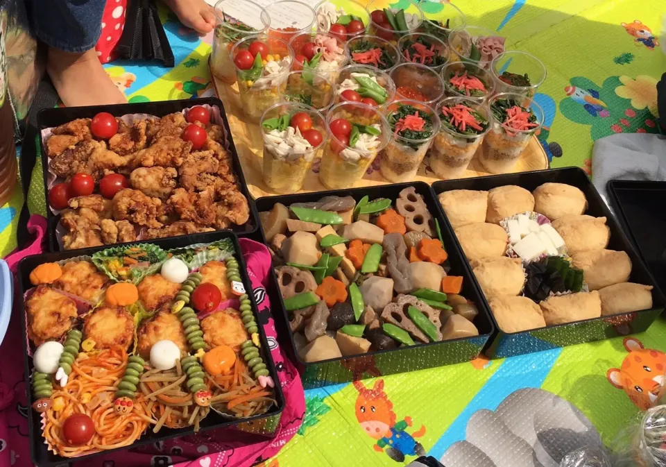 Snapdishの料理写真:✨孫小1の運動会弁当✨
皆んなで応援❣️沢山作りました(^○^)
簡単、見栄え良く透明カップにサラダと三色丼
美味しかった〜|ち〜さん