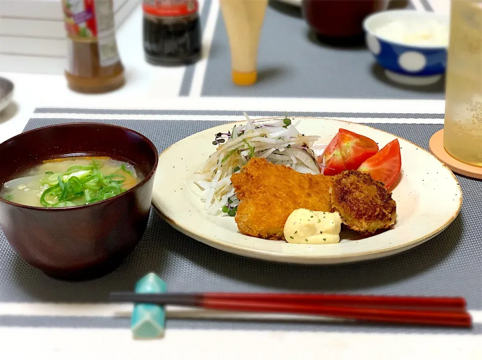 ミックスフライ定食。鯵とメンチカツ。野菜がなかったので大根をサラダにしました。|yukiさん