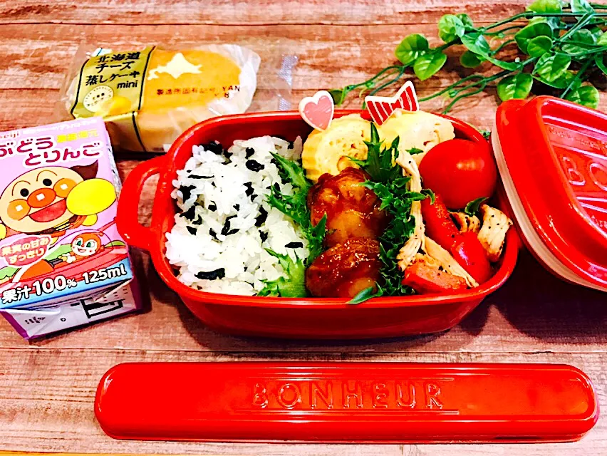 Snapdishの料理写真:JKお弁当 #ベビー帆立の照り焼き #卵焼き #鶏肉とパプリカの中華炒め #とまと #わかめごはん チーズ蒸しケーキ #ブドウジュース|いちごさん