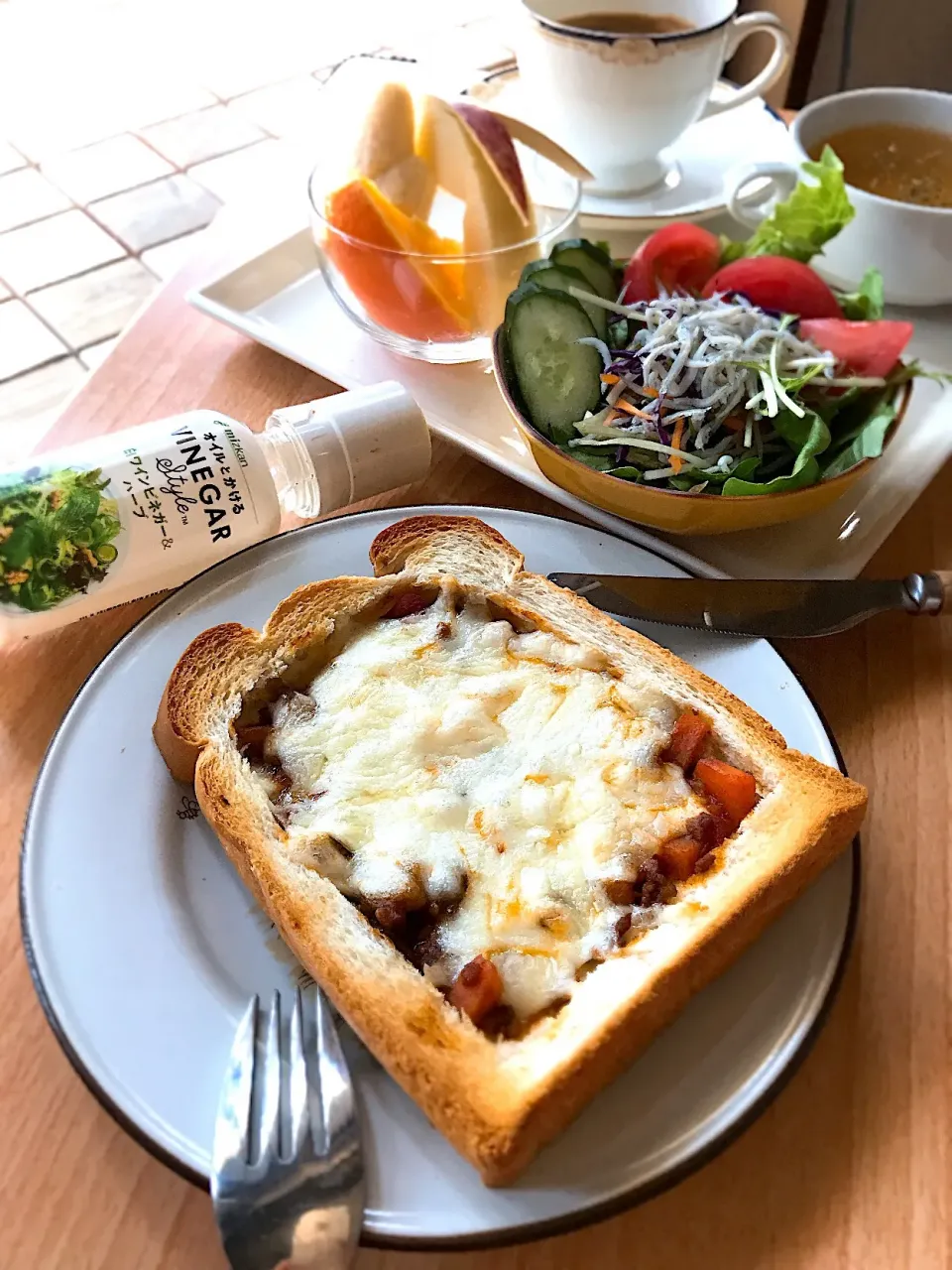 カルシウム重視の昼ゴパン  キーマカレーチーズキッシュトーストにしらすのサラダ🥗
朝からうんまっ♡キッシュトーストが簡単なのに美味しすぎる！ - LOCARI（ロカリ）
#キッシュトースト#キーマカレーチーズ#しらすサラダ|とんちんさん