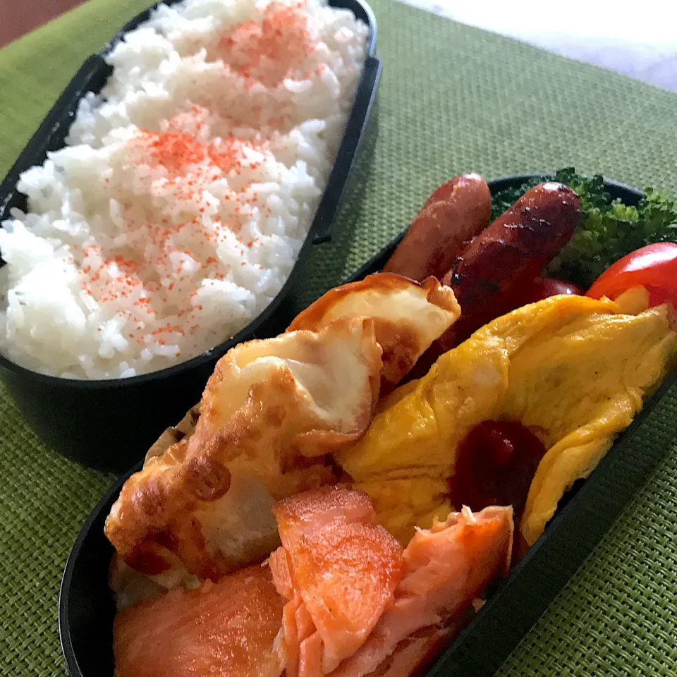 Snapdishの料理写真:今日のお弁当🍱
ミニオムレツ
鮭の塩焼き
揚げ餃子

連日の暑さに
負けないように
たくさん食べて
元気つけてね💪

今週もスタートです✨

今日も気をつけて
いってらっしゃい👋😊|mokoさん