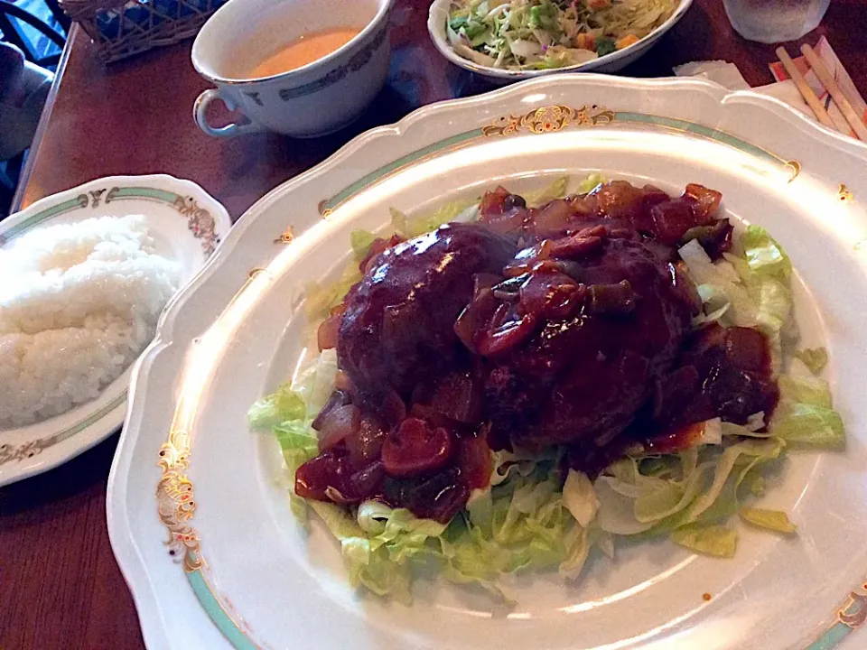 Snapdishの料理写真:沼津のハンバーグ屋さん😋
赤ワイン煮❣️|アライさんさん