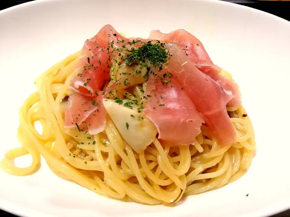 Snapdishの料理写真:生ハムとエリンギのオリーブソースパスタ|fumiya gambeさん