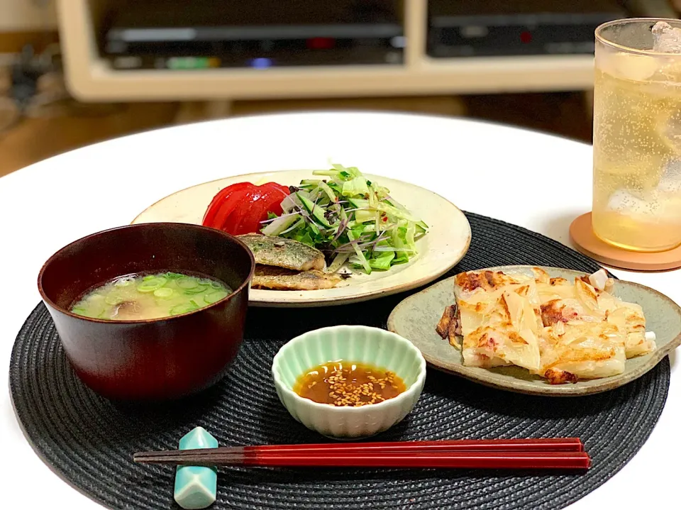 鯵のソテー、新たまねぎとイカのチヂミ、きのこのお味噌汁。|yukiさん