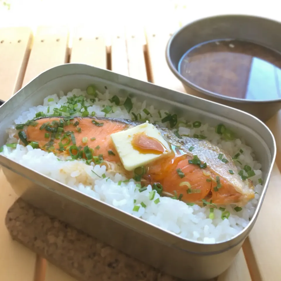 メスティンde焼鮭ごはん
 #メスティン  #メスティンご飯  #放ったらかし炊飯|うっちーさん