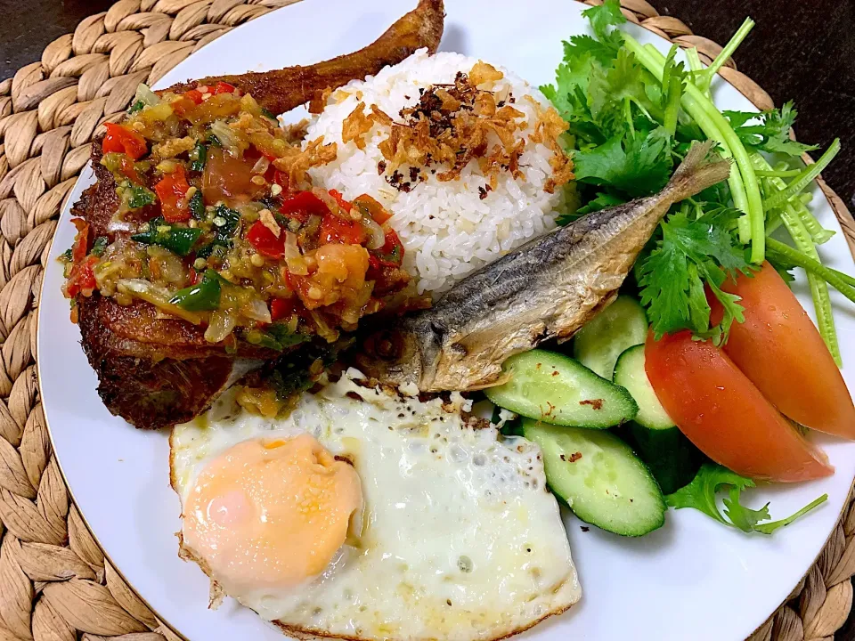 Ayam goreng sambel pecek|yeni kartikasariさん