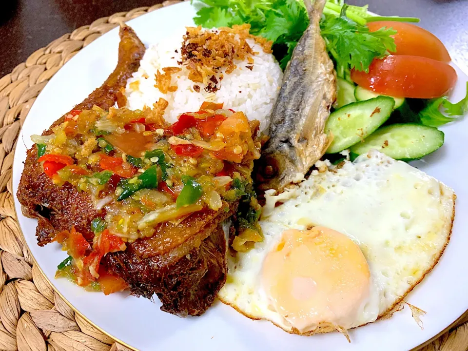 Ayam goreng sambel pecek|yeni kartikasariさん