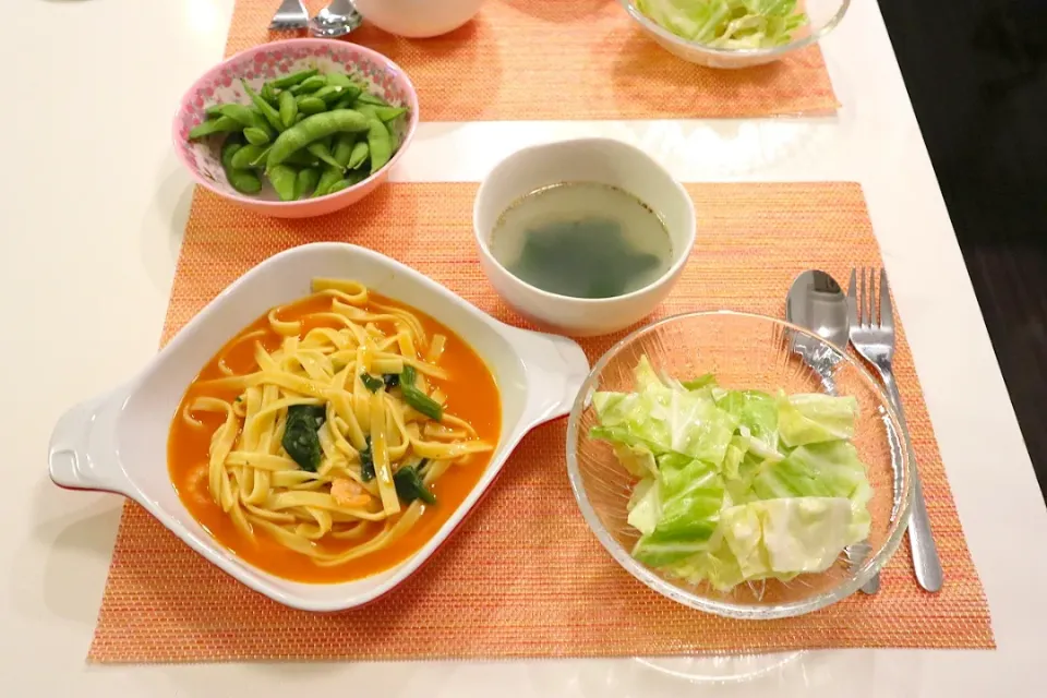 今日の夕食 えびのトマトソースパスタ、キャベツサラダ、わかめスープ、枝豆|pinknari🐰🌈さん