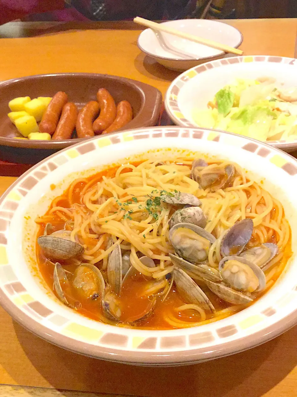 久しぶりにサイゼリヤで晩御飯、トマトスープ仕立てのボンゴレ、サラダ、チョリソー|Ayaさん