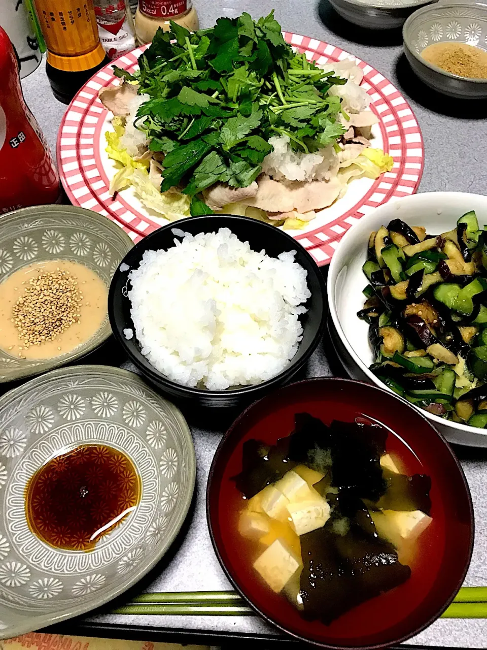 Snapdishの料理写真:夏の味がした #夕飯 お粥白米、ミツバレタスたっぷり豚しゃぶ(ゴマだれ、ポン酢、ごま塩)、茄子生姜胡瓜塩揉み、豆腐ワカメ味噌汁|ms903さん