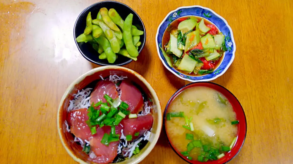 Snapdishの料理写真:５月２６日　まぐろの漬け丼　トマトとチンゲン菜のおひたし　枝豆　山芋とあおさのお味噌汁|いもこ。さん