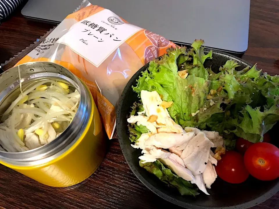 ささみと豆もやしのスープと盛り合わせただけのサラダ🥗|ひつじさん