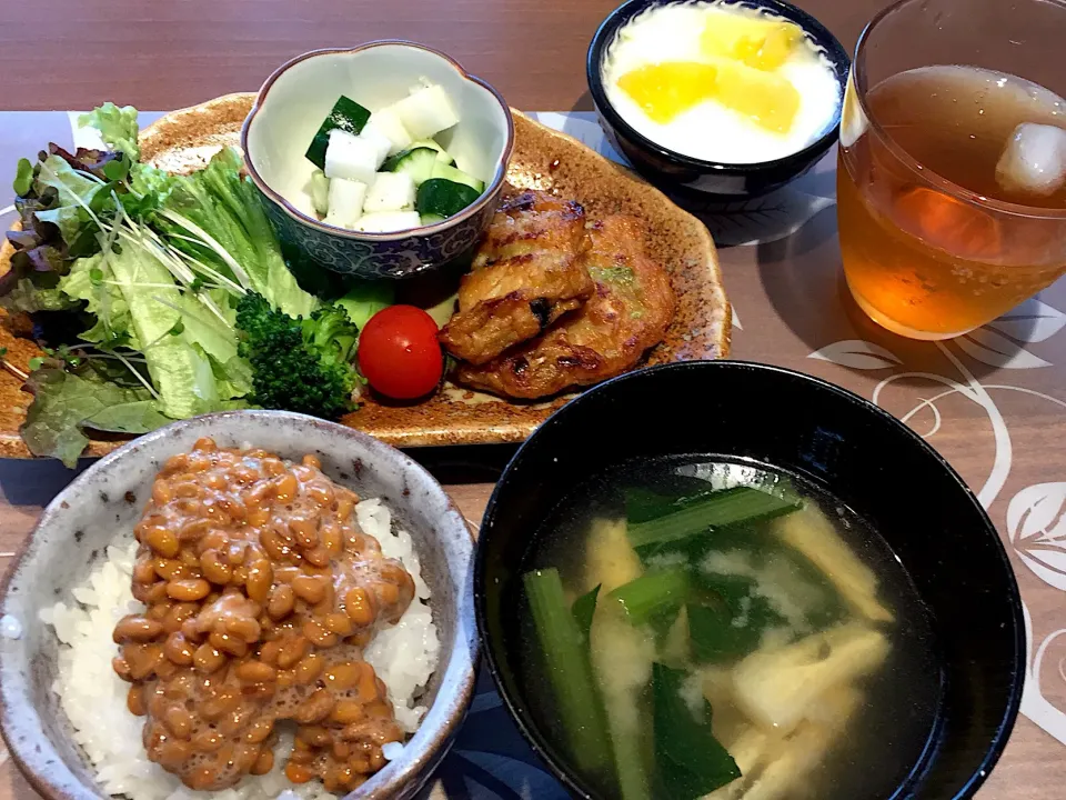 朝ごはん
はんぺん付け焼、サニーレタス、ブロッコリー、プチトマト、山芋ときゅうりの酢の物、白米、納豆、小松菜と揚げの味噌汁、パイナップル添えヨーグルト|かよちゃんさん