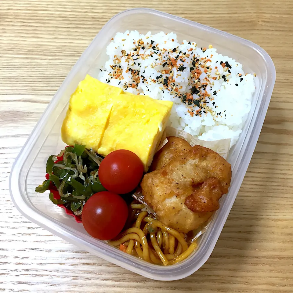 火曜日の旦那さんのお弁当☺︎ #お弁当記録  #玉子焼き  #じゃこピーマン  #ミニトマト  #からあげ  #焼きそば|むさけんさん