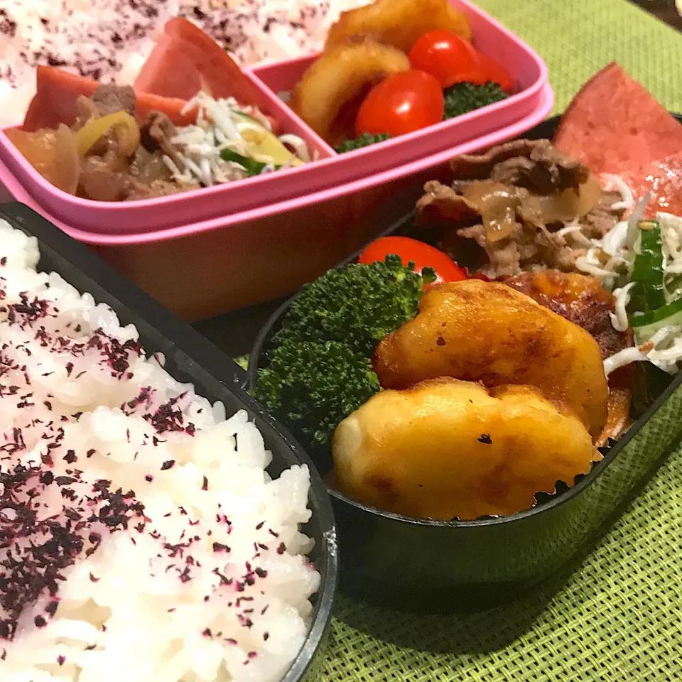 今日のお弁当🍱
じゃがいも餅
ハムステーキ
牛肉の甘辛煮

雨降りの朝
少し気温下がるよう
上着も持って出かけてね

今日も気をつけて
いってらっしゃい👋😊|mokoさん