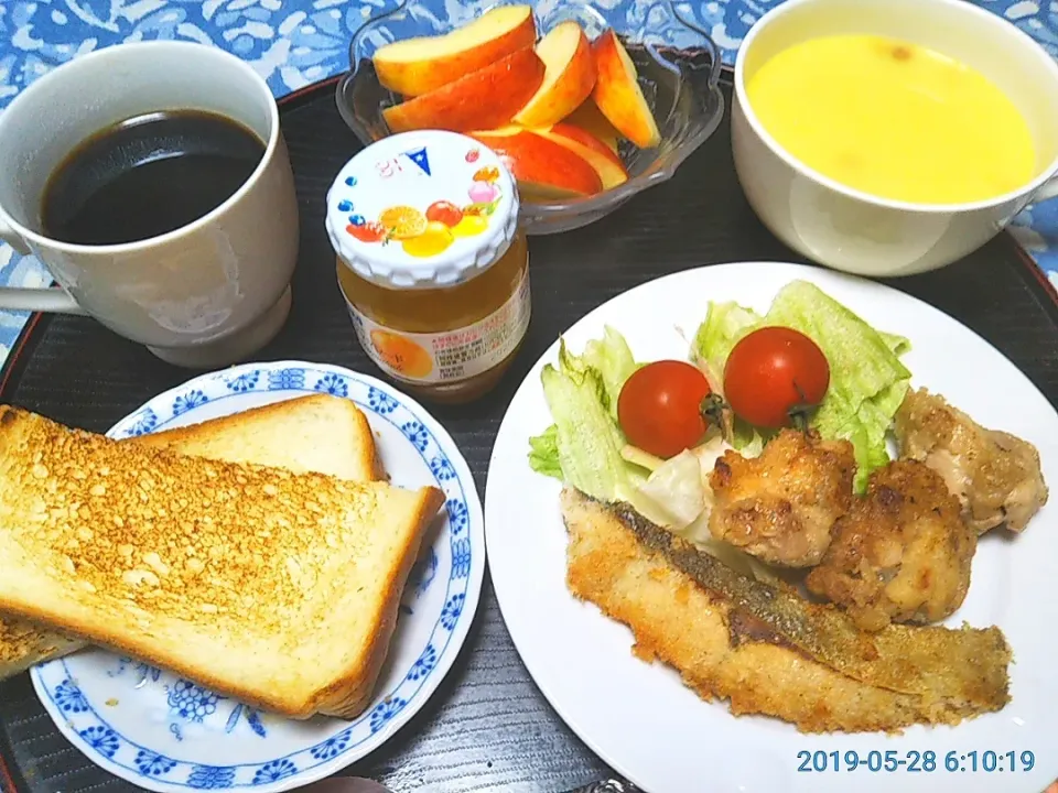 Snapdishの料理写真:よねばーばの朝ごはん
雨☔食欲不振
トースト、マーマレードで
鶏の唐揚げ、鮭のミルフィーユ、レタストマト添、
コーンスープ
りんご、コーヒー|yoneばーばさん