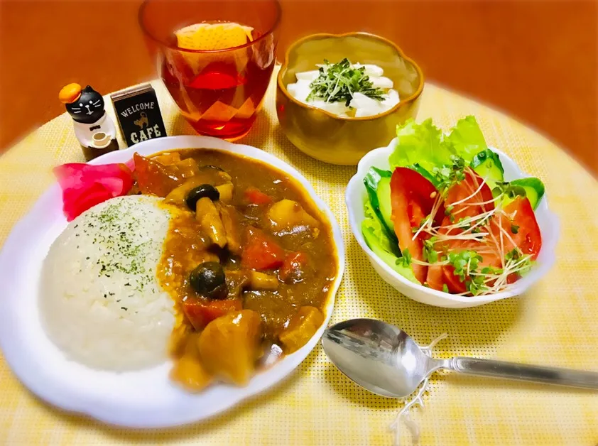 ブナシメジ入りカレーと山芋のスライス、サラダ🥗|バシュランさん