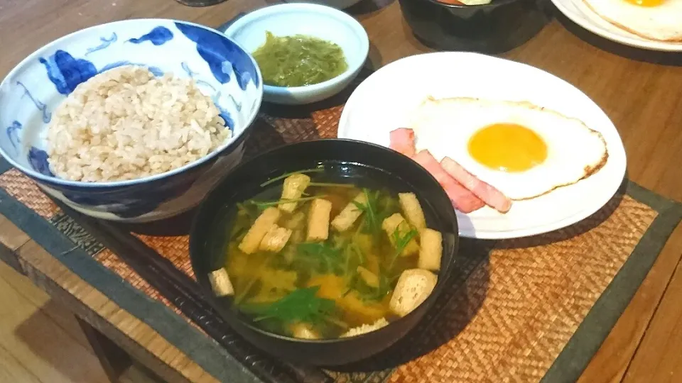 目玉焼きベーコン&めかぶ&水菜の味噌汁|まぐろさん