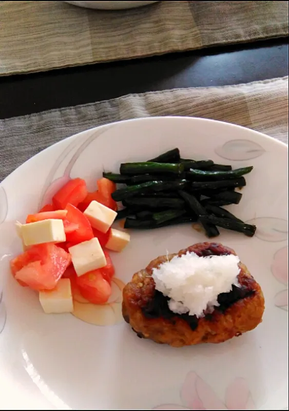 トマトとモッツァレラチーズのめんつゆ和え&いんげんのバター醤油炒め&豚肉ハンバーグおろしポン酢☆|キムチ姫さん