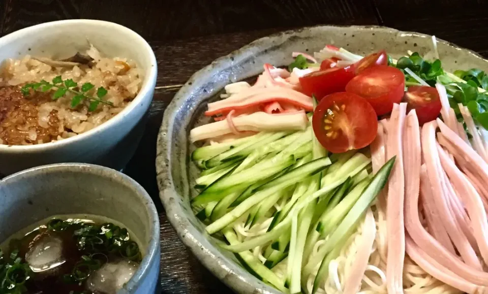 今日の ランチ
・冷し中華風素麺
・一口炊き込みごはん
・炭水化物ランチ？|mottoさん