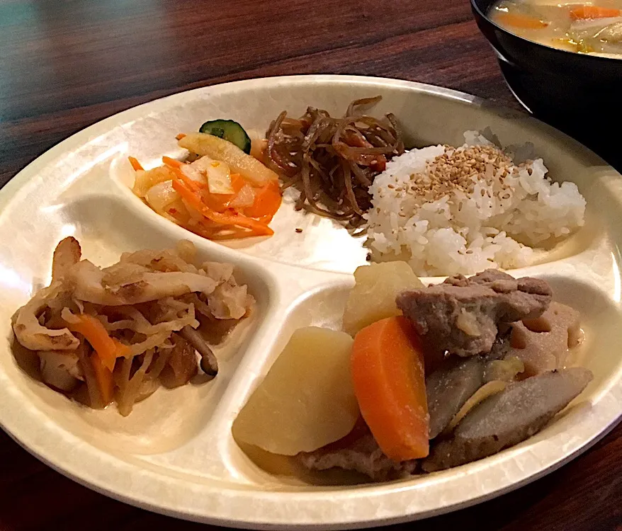 昼ごはん⭐️⭐️🔆
肉じゃが  切り昆布煮  切り昆布煮  大根の朝鮮漬け  豚骨みそ汁|ぽんたさん