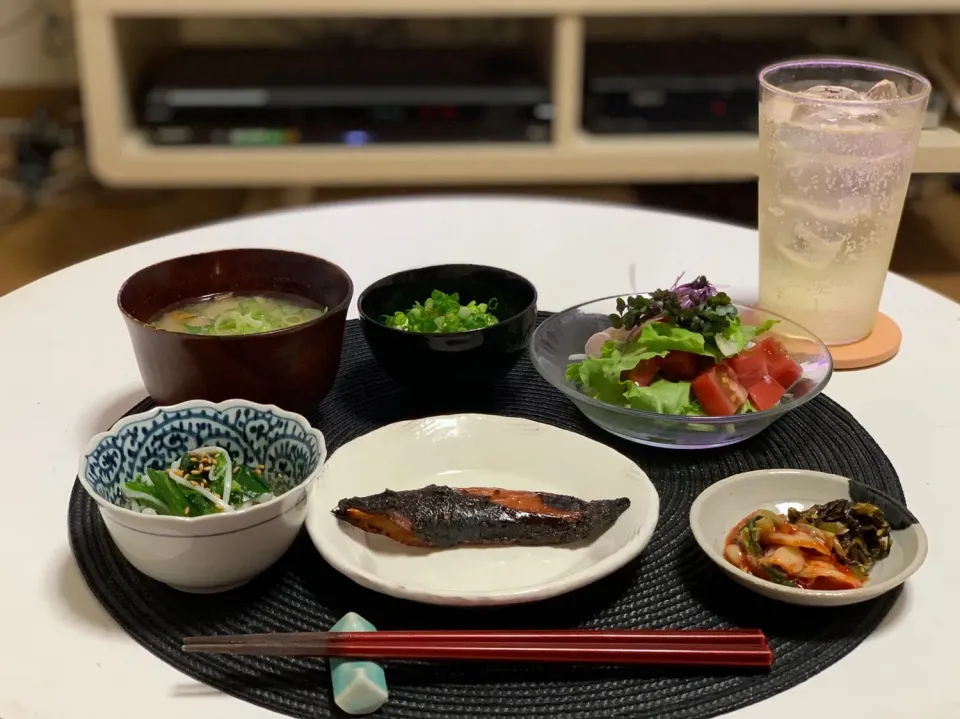 焼き過ぎた銀ダラみりん、サラダ、冷奴、きのことほうれん草のおひたし、お味噌汁。|yukiさん