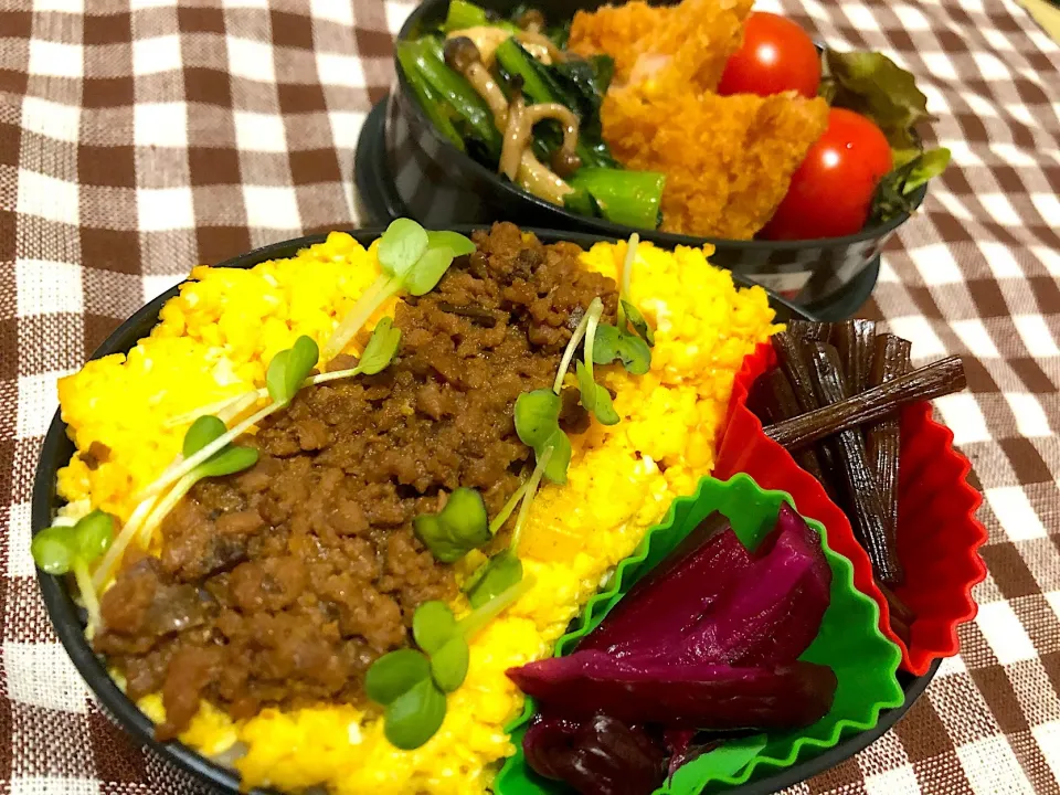 昼食  #昼ごはん  #弁当 
•そぼろ丼/伽羅蕗/しば漬け •コーンコロッケ/小松菜としめじの炒め物/レタスプチトマト|おさんどんさん