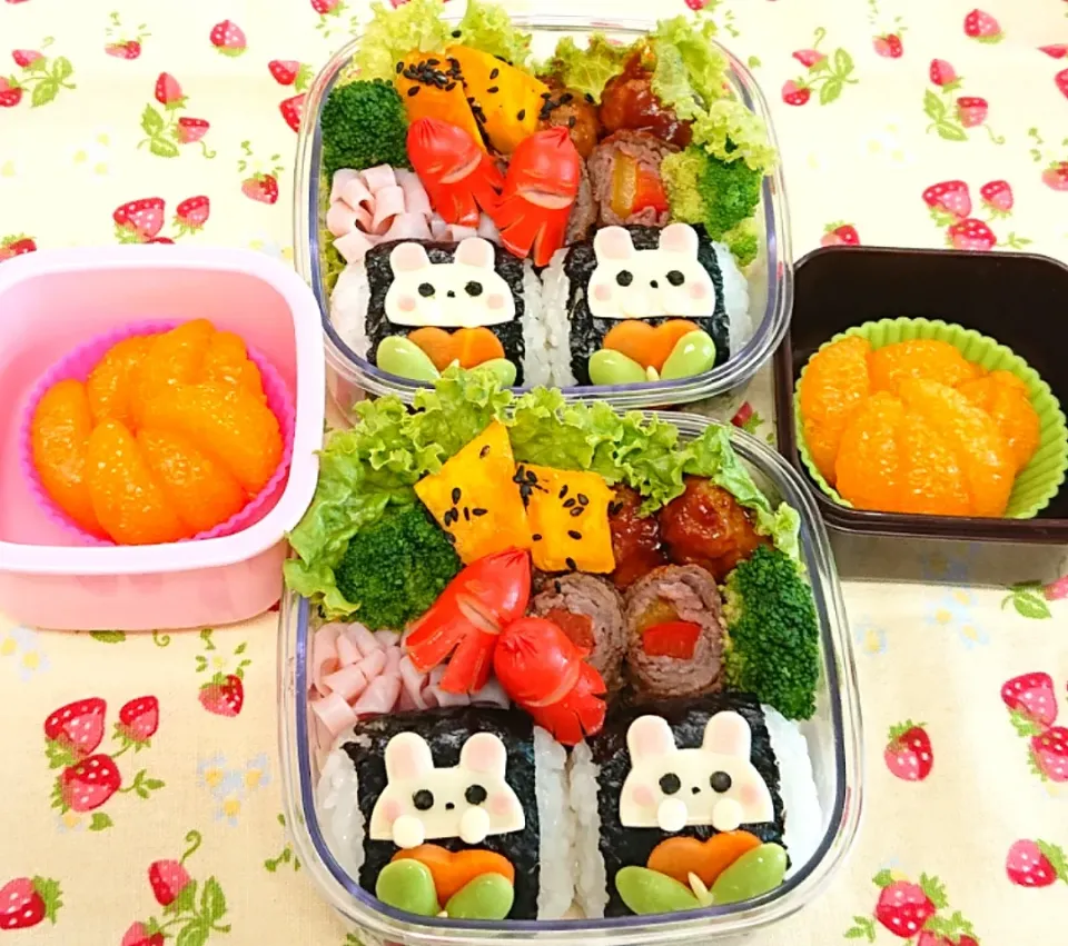 ひょっこりウサギちゃんおにぎり弁当♥️|みちゅあしさん