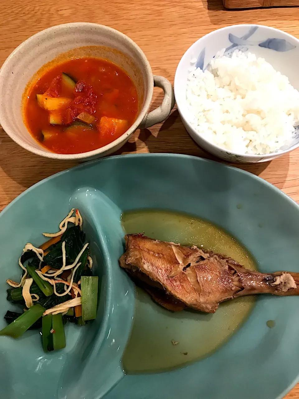 Snapdishの料理写真:赤魚煮付け
ズッキーニのトマトスープ
小松菜人参カニカマおひたし|KAEさん