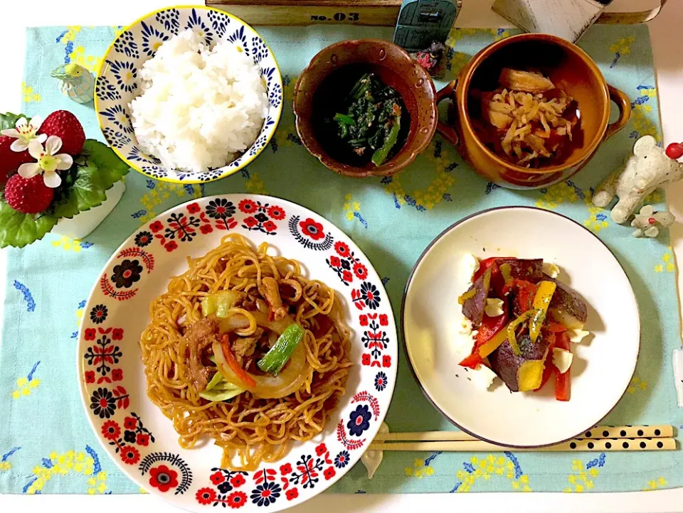 晩ごはん。 焼きそば、切り干し大根の煮物、さつまいもとパプリカの塩バター炒め、ほうれん草の胡麻和え|syamさん