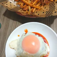 目玉焼きハンバーグとフライドポテト。
家族に急かされて写真どころじゃなかった(笑)|まかろんさん