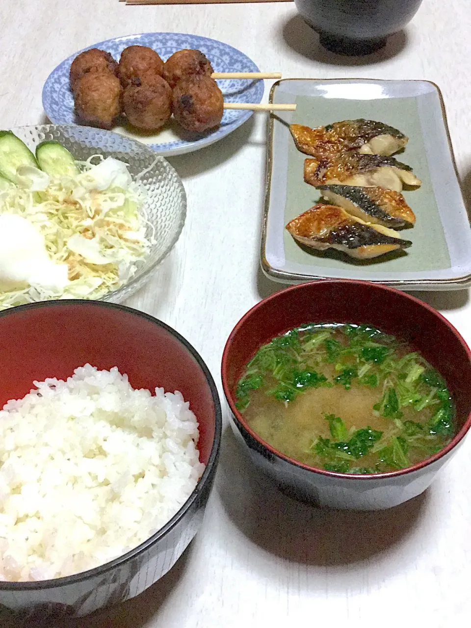 節約メニュー、ほうれん草のお味噌汁、キャベツの千切り温玉サラダ、つくね、鯖の塩焼き|Ayaさん