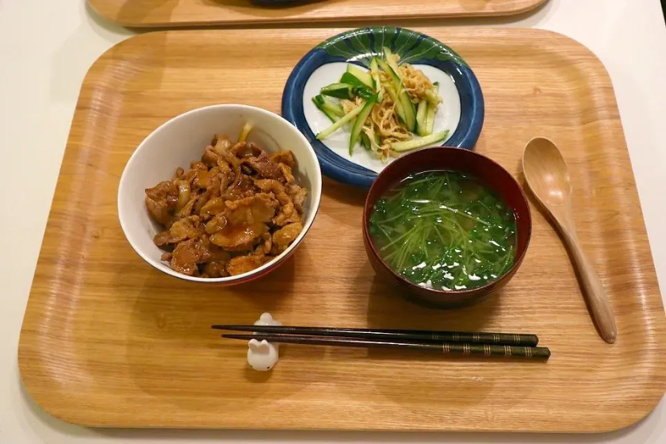 今日の夕食 豚丼、切り干し大根のサラダ、豆苗の味噌汁|pinknari🐰🌈さん