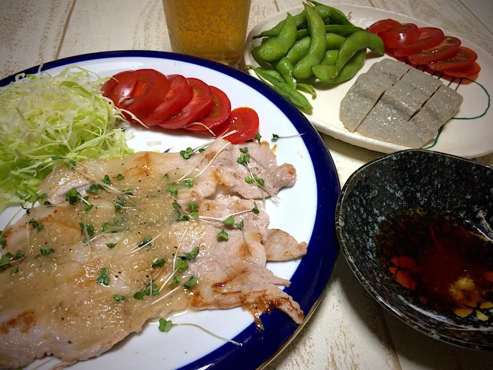 今日の男飯絆(･w･)
豚ロースの塩ダレ焼肉&枝豆&黒はんぺんwith生姜めんつゆ...♪*ﾟ|ひーちゃんさん