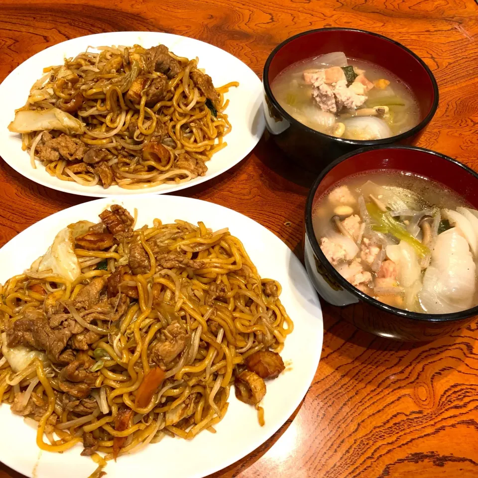 Snapdishの料理写真:焼きそばと新玉スープ😋|すかラインさん