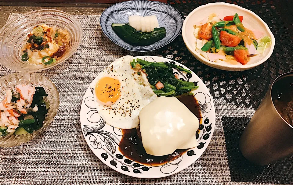 ハンバーグに野菜たっぷりおかずで部屋飲み🍺|mさん