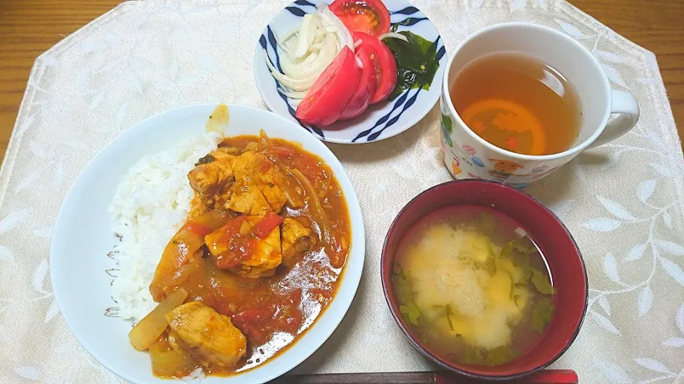 5/28の夕食
トマトたっぷりのカレー🍛|卯月さん