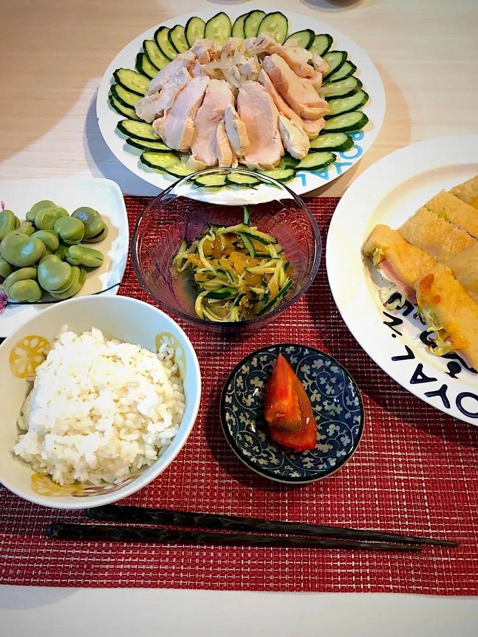 Snapdishの料理写真:鶏むね肉のやわらか蒸し  油揚げの挟み焼き  クラゲ胡瓜  トマト 茹でそら豆|キヨさん