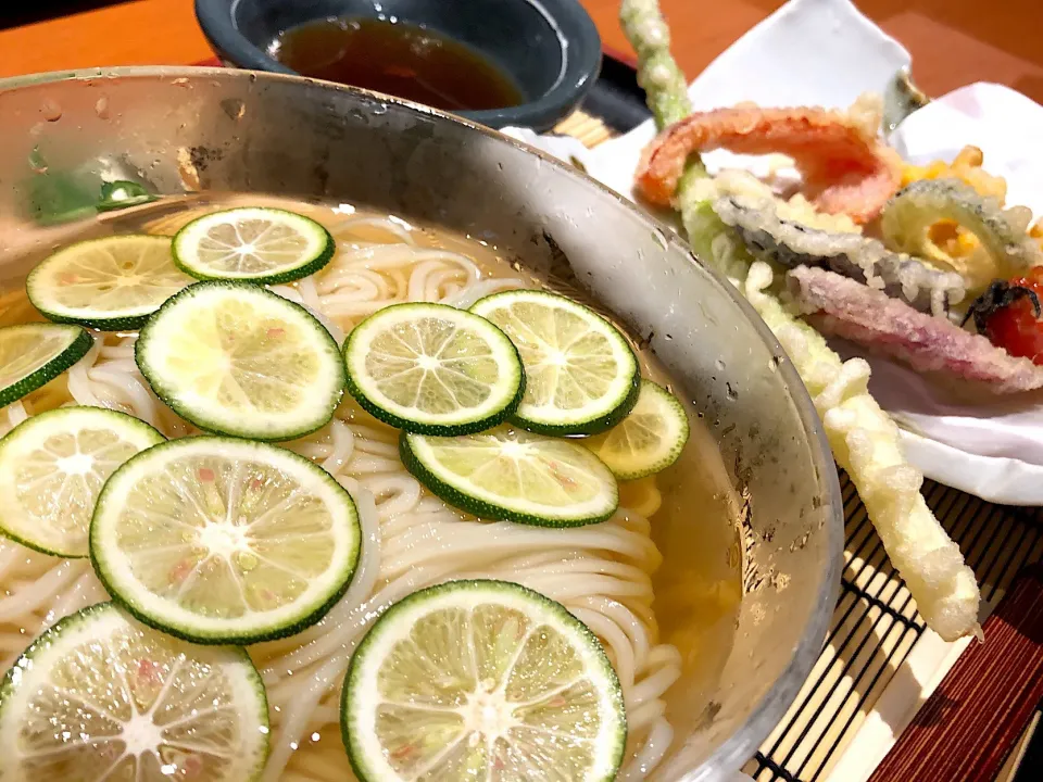 Snapdishの料理写真:すだち薫る細打ちひやひやうどん|Nagachanさん