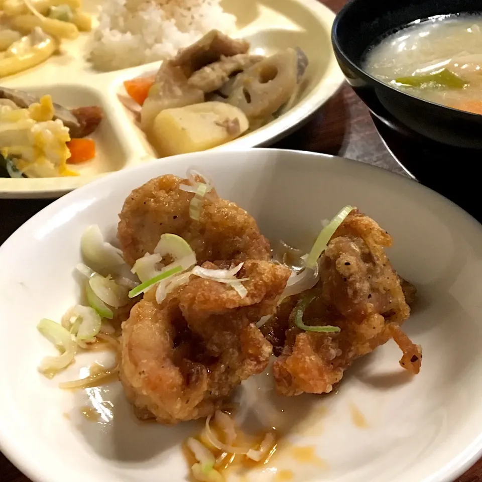 昼ごはん☀️☀️🔆
鶏の唐揚げ ネギソース  他|ぽんたさん