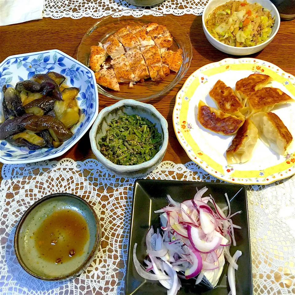 Snapdishの料理写真:茄子の炒め煮、寄せ豆腐玉ねぎ冷奴、
鶏胸肉ニンニク焼き、餃子、春雨炒め、
ビール|yakinasuさん