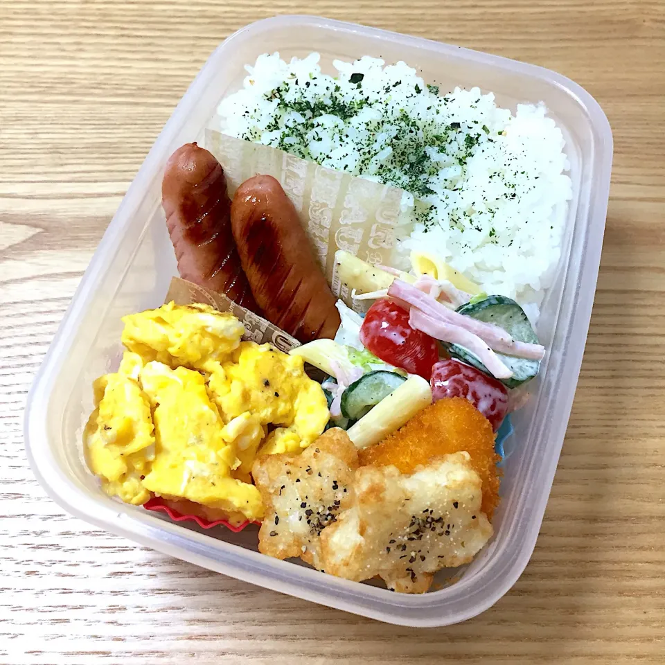 水曜日の旦那さんのお弁当☺︎ #お弁当記録  #スクランブルエッグ  #ウインナー  #マカロニサラダ  #星ポテト|むさけんさん