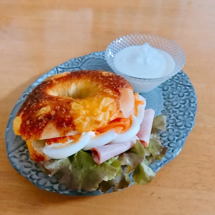 卵とハムのチーズベーグルサンド🥯|ちゃみこさん