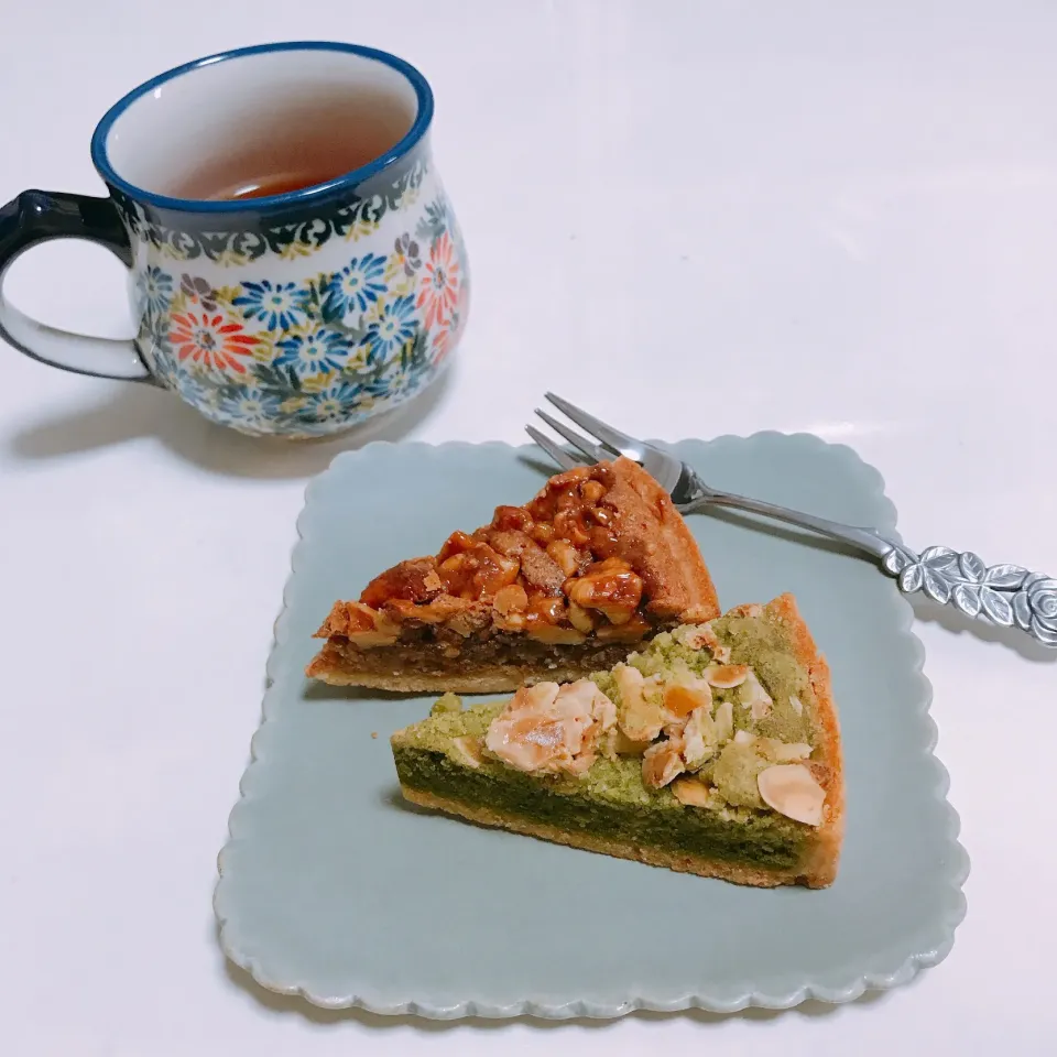 Snapdishの料理写真:抹茶とホワイトチョコのタルト🥧
キャラメルウォルナッツのタルト🥜|ちゃみこさん