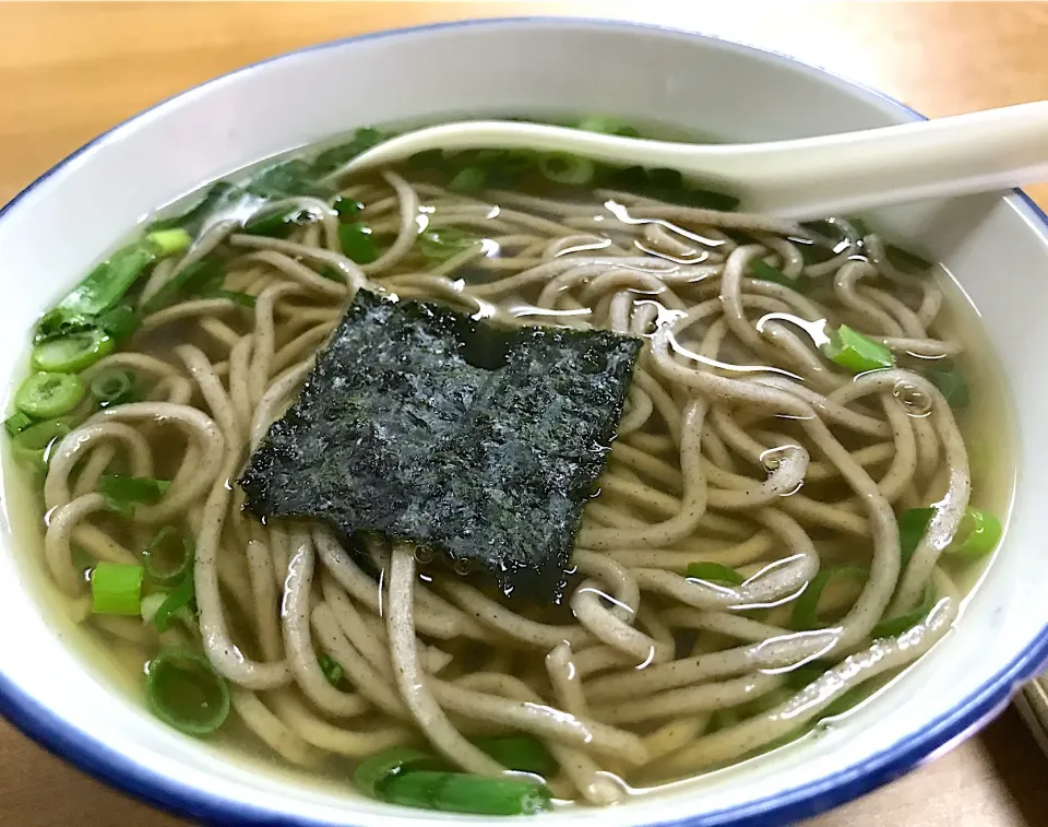 今日の仕事先は…ご飯屋さんは一軒しかなかとですたい🤣しかも、崩れ落ちそうなお蕎麦屋さん😭私も膝から崩れ落ちそうになりましたわ🦵|にゃあ（芸名）さん